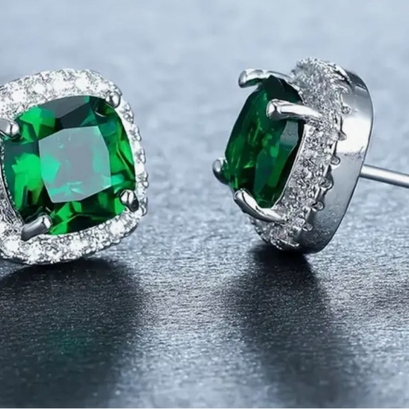 NWT GREEN STUD EARRINGS WITH RHINESTONES - Picture 3 of 3